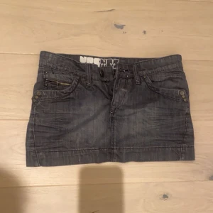 Jeans kjol - Jättee snygg jeans kjol! 💕 I en grå/ svart färg. Säljer eftersom den bara inte kommer till användning lägre då jag har många kjolar. Inga defekter men köptes vintage!