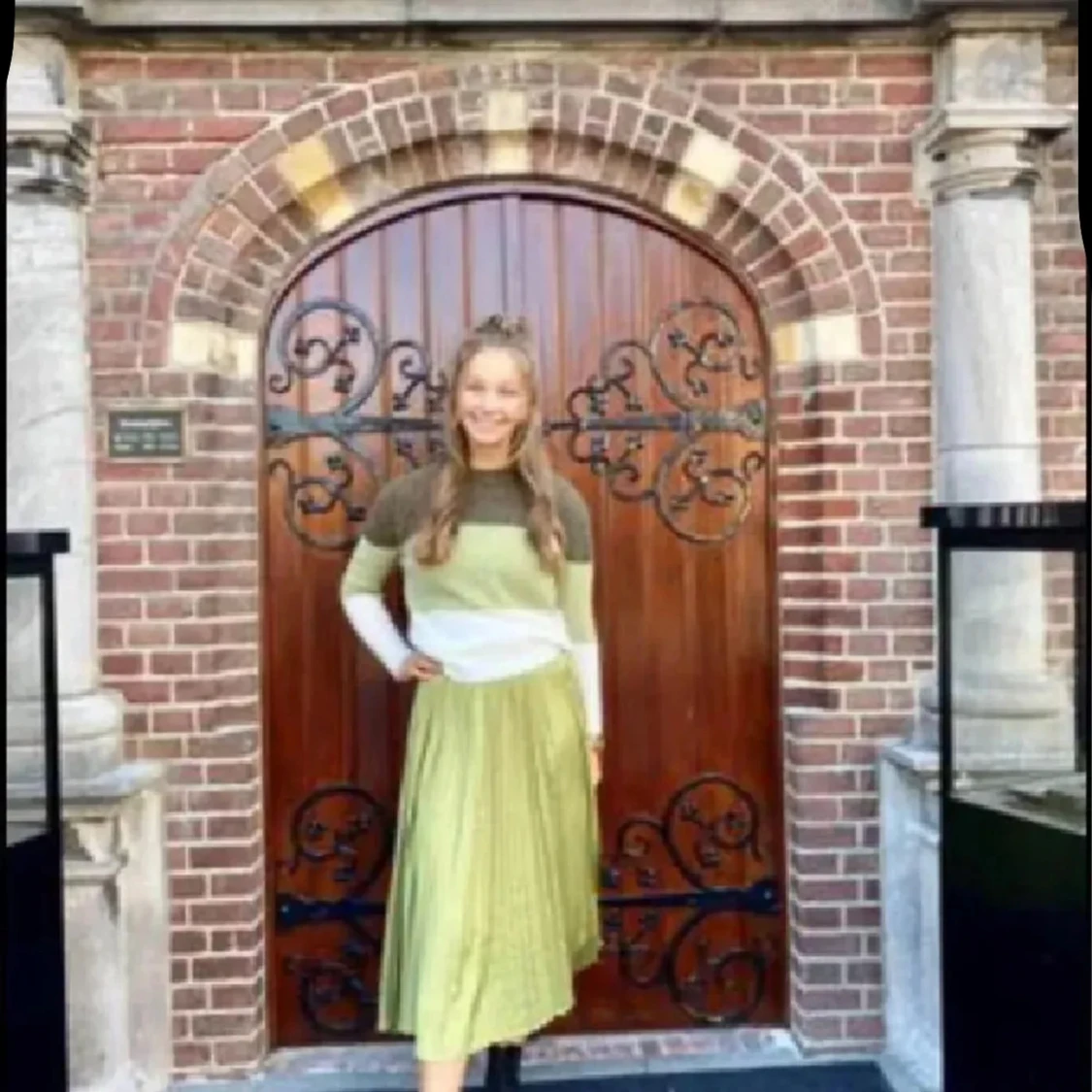 Randig stickad tröja i grönt och vitt