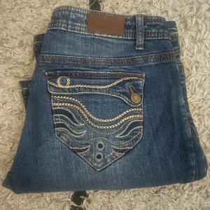 Low waist bootcut jeans  - Säljer dessa snygga low waist jeans! Vet inte exakt storlek men skulle säga M/L. Säljer då de var lite för stora för mig 💞 bra skick förutom att de har ett litet hål på bakbenet, men de syns knappt. (Se sista bilden) Sen så har den förra ägaren sprättat upp dom längst ner. Skriv för mått eller andra frågor !!