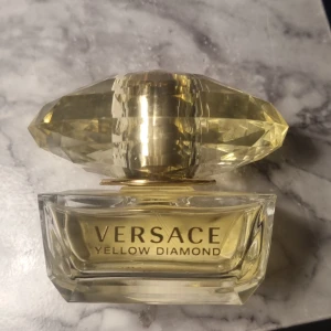 Versace Yellow Diamond EdT 50ml - Versace Yellow Diamond Eau de Toilette, 50 ml. En ikonisk parfym med lyxig känsla och snygg design. Perfekt för dig som vill sticka ut med stil. Alkoholhalt: 80% vol.