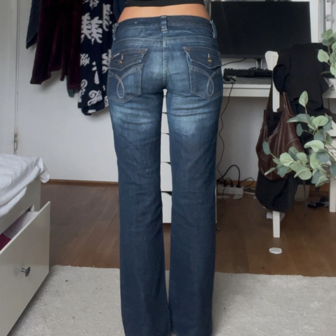 Mörkblå bootcut jeans med detaljer - 3