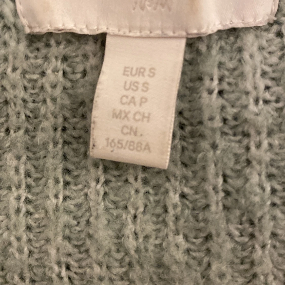 Ljusgrön stickad kofta med volang - 1