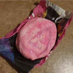 Lush Snow Fairy Roll Bubble Bar 200 gram limited edition - En rund, rosa Bubbel bar med skimmer och glittereffekt. Kommer inslagen i färgglatt papper. Perfekt för att göra badet extra lyxigt och doftande. Ger vattnet en härlig rosa färg och lämnar huden mjuk. Lush Snow Fairy Roll Bubble Bar 200 gram limited edition oanvänd