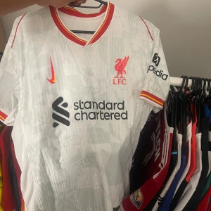 Liverpool 2024/25 Tredjeställ - Säljer Liverpool tröja med Luis Diaz på ryggen , använd 1 gång. Anledning till försäljning: Passar inte mig längre