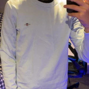 Ljusblå stickad tröja från GANT - Säljer en ljusblå stickad tröja från GANT i storlek S. Gant tröjan är riktigt skön och passar till mycket💯