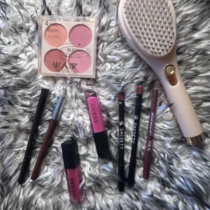 Sminkkit - Säljer ett sminkkit med oanvänt smink.  Perfekt för dig som vill mixa olika looks.Oanvänt smink Paket innehåller: - 2 ögonbrynspennor - 1 blush palett - 2 liquid lipstick från Guess - 2 läppennor - 1 läppenna från Isadora - 1 oanvänd hårborste Pris kan diskuteras!  #smink #kit #sminkkit #nyttsmink #skönhet #märkes #ögonskugga #foundation #puder #blandatsmink #blandat #sminkset #skönhetsset #skönhetskit #alltsmink #oanväntsmink #guess #guessmakeup  #lipstick  #läppstift #läppglans #läppenna 