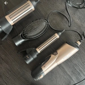Björn Axén Tools Hot Air Styler - Multifunktionell varmluftsborste från Björn Axén Tools med flera utbytbara borsthuvuden. Perfekt för styling och volym. Produkten ser välvårdad ut med minimalt slitage, alla tillbehör medföljer. Enkel att använda och passar de flesta hårtyper.