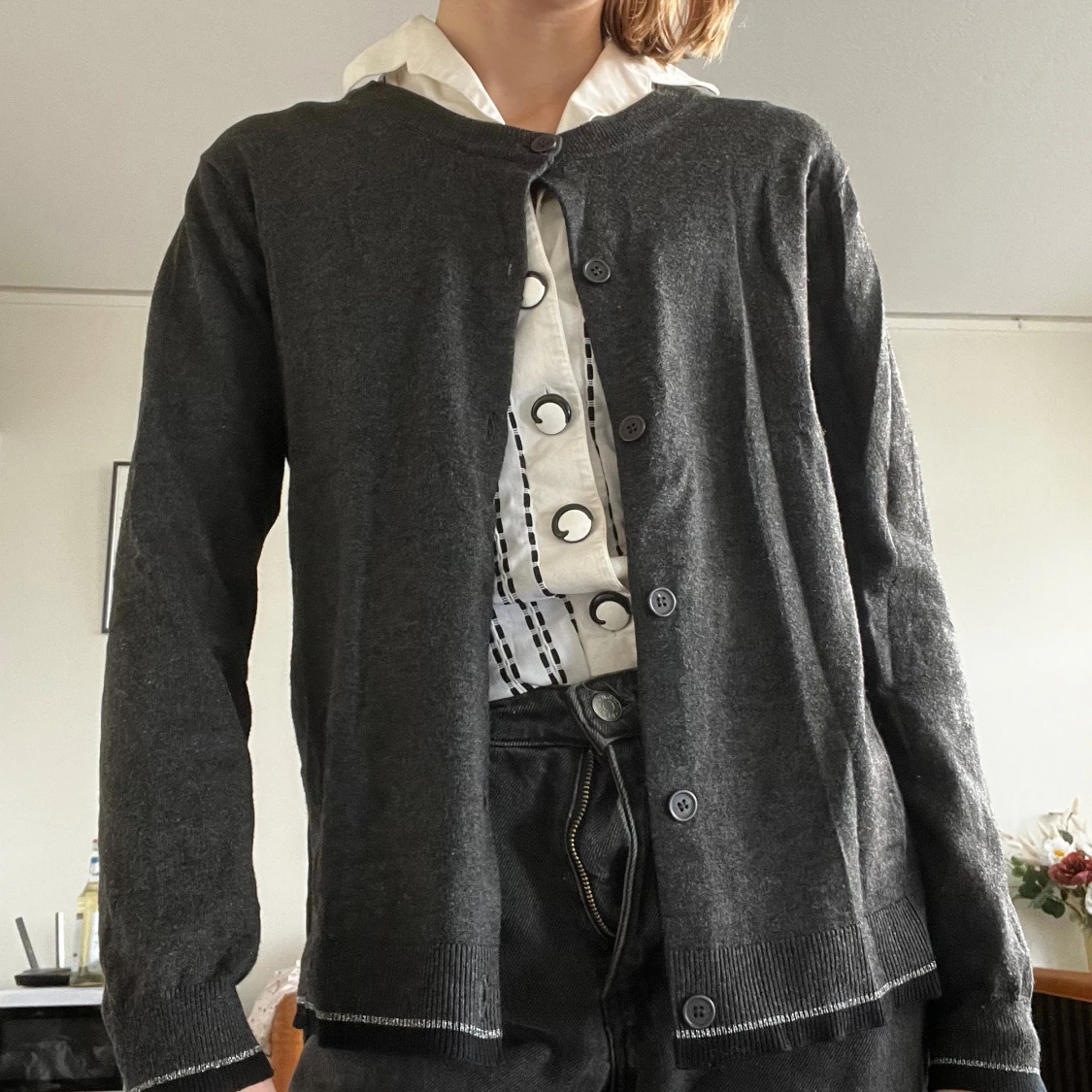 Mörkgrå kofta med knappar