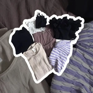 7toppar/tröjor S - Klädpaket med olika tröjor/toppar i storlek S. 2 linnen från h&m, 2 långärmade tröjor från Nelly, tshirt från h&m, tubtopp från bershka, polotröja från BikBok Alla i gott skick och priset går att diskutera!  #tröjor #tröja #tshirt #stickat #långärmat #höst #vinter #höstväder #mysigt #klädpaket #allakläder #allt #klädset #topp #toppar #linnen #linne #tuptopp #randigt #blus #blusar #nyakläder #bershka  #bershkafemme  #hm  #h&m #nelly  #nly #nlytrend  #nlytrend  #nlyone  #swetry #sweter #t-shirt 