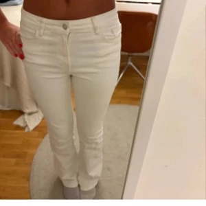 Jeans - Jättefina vita bootcut jeans med en medel midja. De är i nyskick och endast använda en gång, köpte på plick och förra tjejen hade använt en gång. Passade inte mig därför säljer jag💞