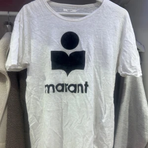 Vit t-shirt från Isabel Marant Étoile - Jättefin, ha lite deffekter (se bild). Hål bak på axeln, troligen från larmet. Står ingen storlek men skulle säga S-M💞