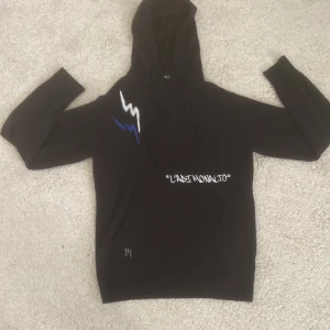 Monalto Kashmir hoodie - Skön Kashmir hoodie från Monalto med snygg broderi design på både bak och framsidan. Använd 3 gånger, ny pris 1000kr. Passformen är rätt så slim. Fråga om du har några funderingar!