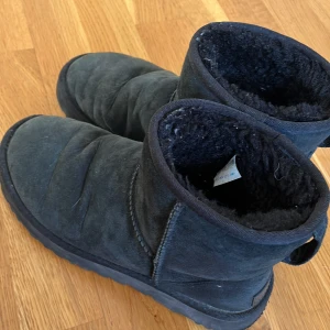 Svarta uggs - Svarta uggs