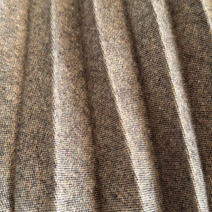 Brun plisserad kjol från Atmosphere - Säljer en brun plisserad långkjol från Atmosphere. Kjolen har en klassisk A-linjeform och är tillverkad i ett grovt vävt ullmaterial med diskret melerad struktur. Perfekt för dig som gillar en tidlös och stilren look.