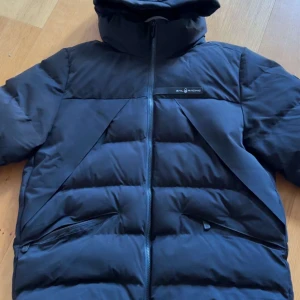 Sail Racing T8 Jacka  - Sail Racing T8 jacka i storlek L. Den är sparsamt använd och i superbra skick!