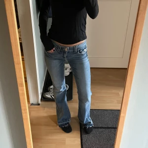 Lågmidjade jeans  - Blåa lågmidjade jeans från Gina Tricot. Storlek 158/164, skulle säga att de är som en 32. Jag är 160 cm lång💕💕