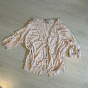 Kofta - Kortärmad kofta i storlek M, köpt från h&m!