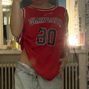 Röd basketinspirerad t-shirt - Röd ärmlös t-shirt med sportig basketstil från CHEONWANG. Oversized passform på mig som är xs/s och köpt utomlands i sydkorea