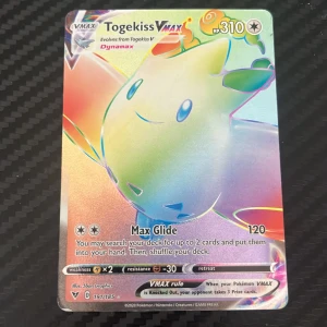 Togekiss VMAX - Upptäck den färgsprakande och sällsynta Pokémon-kortet Togekiss VMAX! Perfekt för samlare och Pokémon-fans som vill ha något unikt i sin kortlek. Kortet har holografisk finish och coola effekter som gör det extra speciellt.