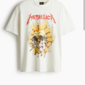 Metallica T shirt  - Metallica T shirt i stilen Loose fit, Köpt förra året från H&M men knappt använd så nyskick. Storlek M           pris 150kr