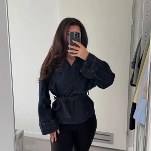  Jeansjacka med bälte från mango - Sljer denna trenchcoat från mango i denim. Helt ny bara använd 3 gånger. Skriv för fler bilder. 