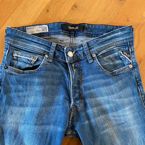 Replay Grover blå jeans straight fit - Snygga Replay Grover jeans i klassisk blå tvätt med raka ben och femficksdesign. Jeansen har ljusa slitningar och kontrastsömmar. W29 L32