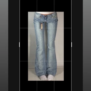 Ljusblå Levis 527 bootcut jeans - Snygga ljusblå Levis 527 jeans med bootcut passform och låg midja. Köpt från en second hand sida och säljer då dem är för små för mig! 