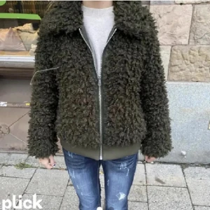 Grön fluffig jacka H&M  - Eftertraktad hm jacka som ej säljs längre💕 super bra skick i storlek s/m☺️ passar super bra 