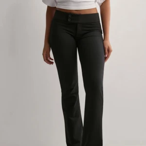 Lågmidjade jersey suit pants  - Helt nya byxor ifrån Nelly använda 1 gång. Sitter perfekt i längden jag är 1,69 ca. Storlek S och säljer för de va inte riktigt i min stil. Dom är hela och rena. Original pris 350