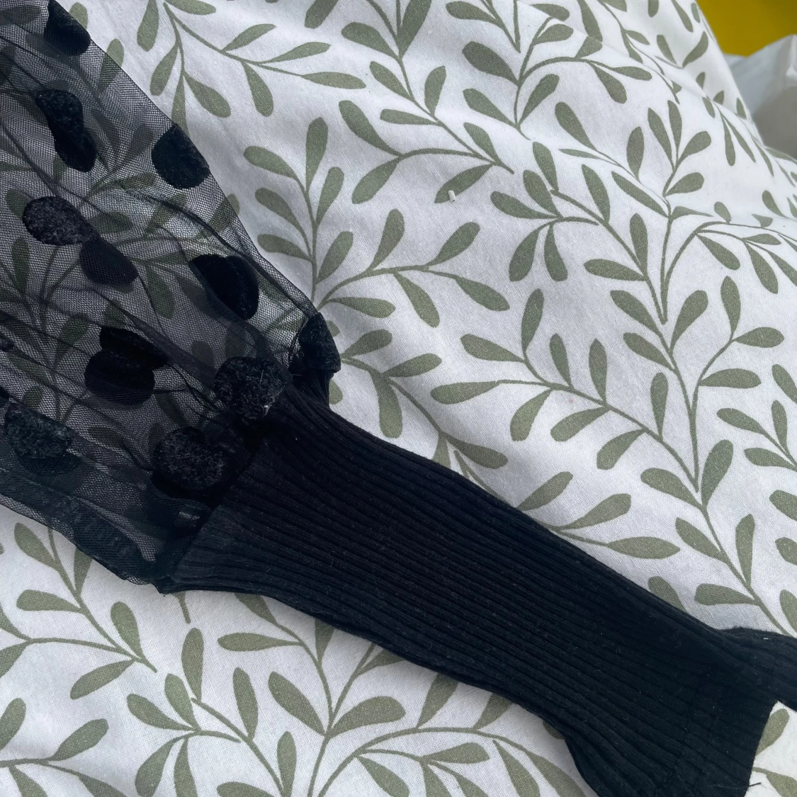 Svart ribbad topp med puffärmar i mesh - 3