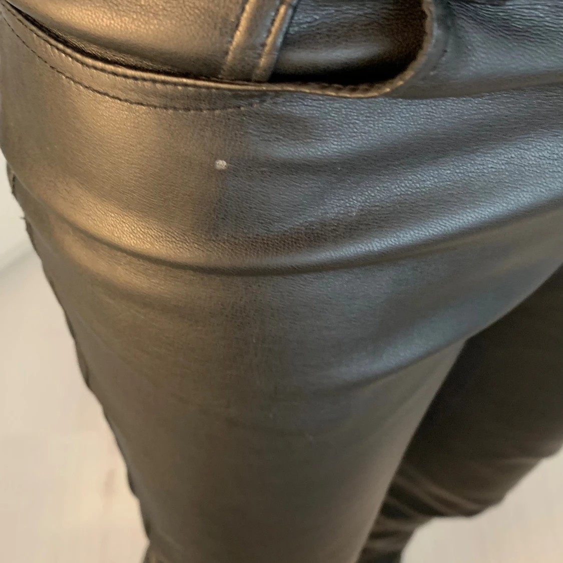 Svarta skinnbyxor från Bik Bok - 3