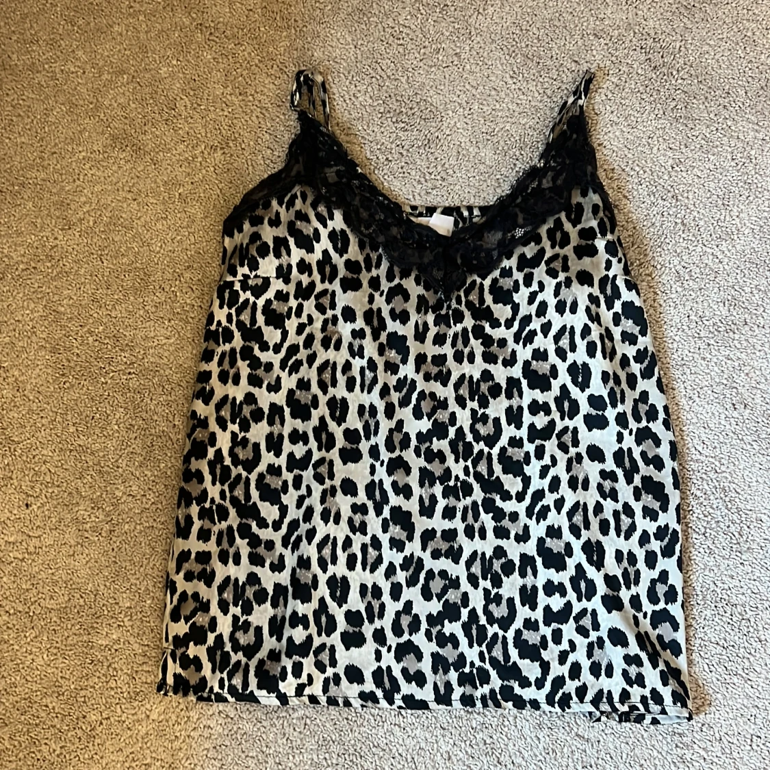 Leopardmönstrad linnetopp med spets