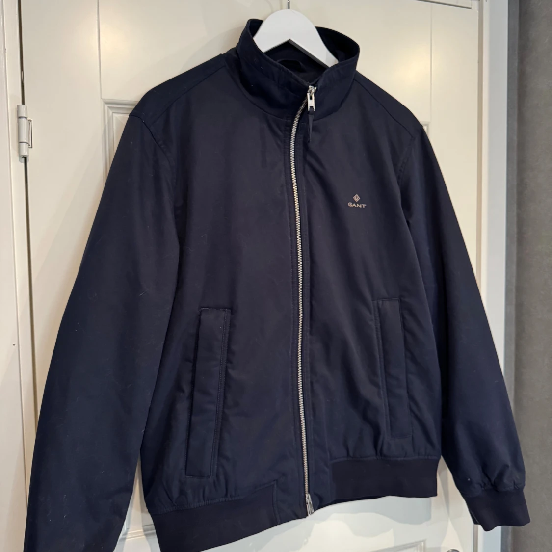 Marinblå vindjacka från GANT, M - 1