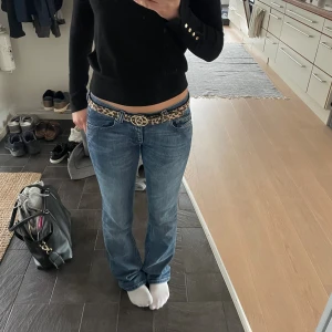 Lågmidjade Diesel jeans - Jag säljer dessa super lågmidjade jeans från Diesel!❤️‍🔥 De har en snygg och fräsch tvätt med en mörkblå färg som är perfekt till hösten!🍁💙Säljer då de är för långa för mig!🥰 (Är 165) 