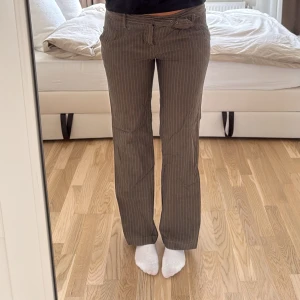 Randiga byxor  - Lågmidjade byxor från Reserved! Står storlek 42 på lappen men definitivt mindre - skulle säga 38/40! Jag är 177cm💕midja:43cm  Innerben: 78cm