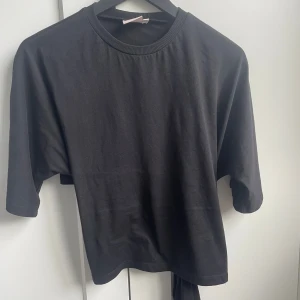 Open back tie tee - Jättefin t-shirt med öppen rygg och knyte från Nelly. Superfint skick då den bara är använd ett fåtal gånger. Storlek XS🫶🏻