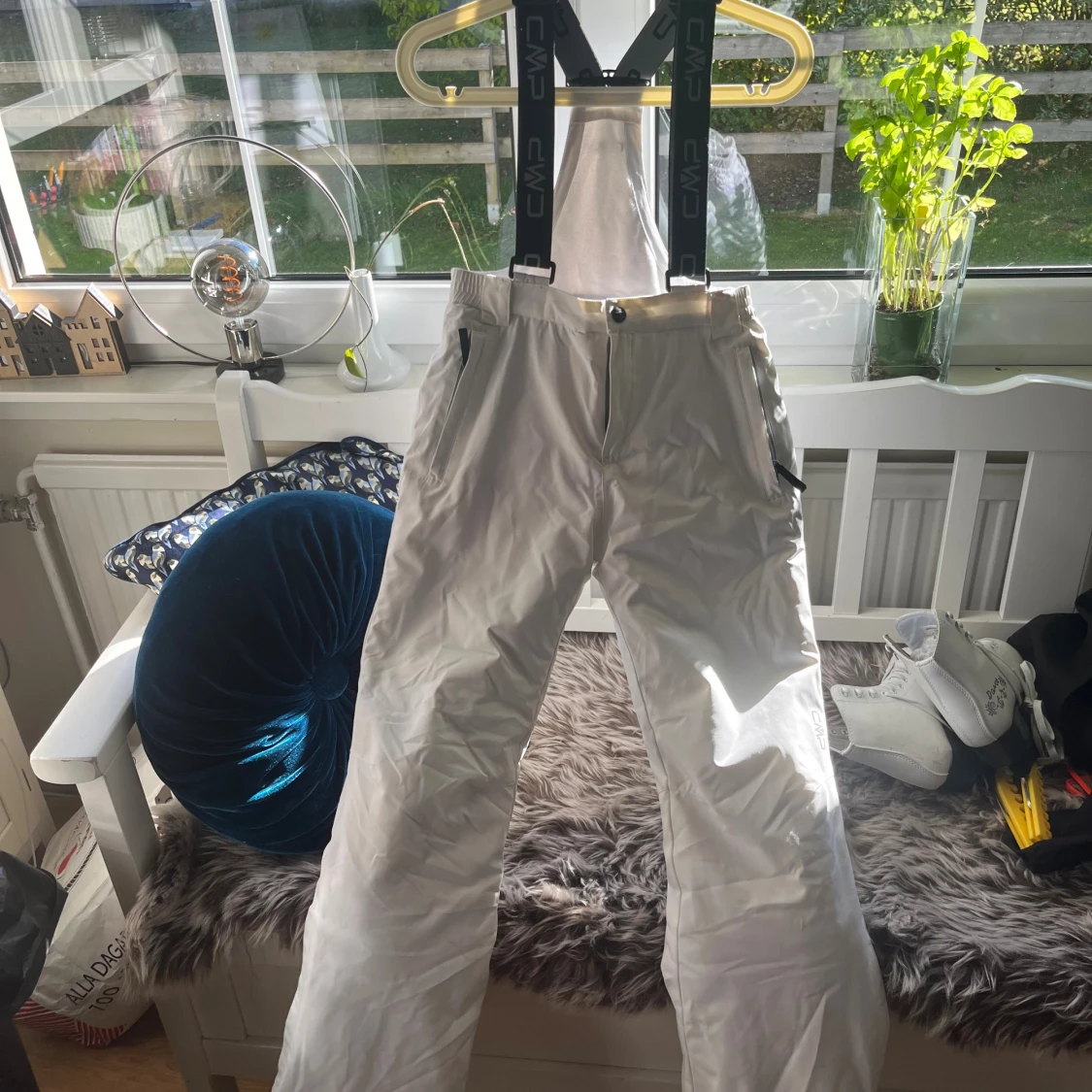 Vita täckbyxor från CMP med hängslen - 2