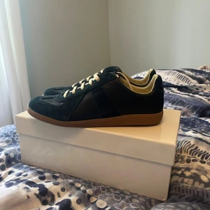 Maison margielas gats  - Ett par tvärfeta navy gats. Skick 9/10. Box ingår. Skriv vid minsta fundering. Priset är inte hugget i sten! 