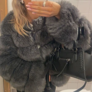 Pälsjacka - Pälsjacka från Chelsea, väldigt bra skick. (Fuskpäls)🩷