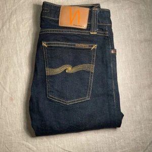 Mörkblå jeans från Nudie Jeans - | märke: Nudie Jeans | plagg: jeans | skick: 9/10 | storlek: W27 L32  | nypris: 1500kr | mitt pris: 399kr | färger: mörkblå | pris kan diskuteras | hör av dig vid minsta fråga eller fundering // MatteoResell |