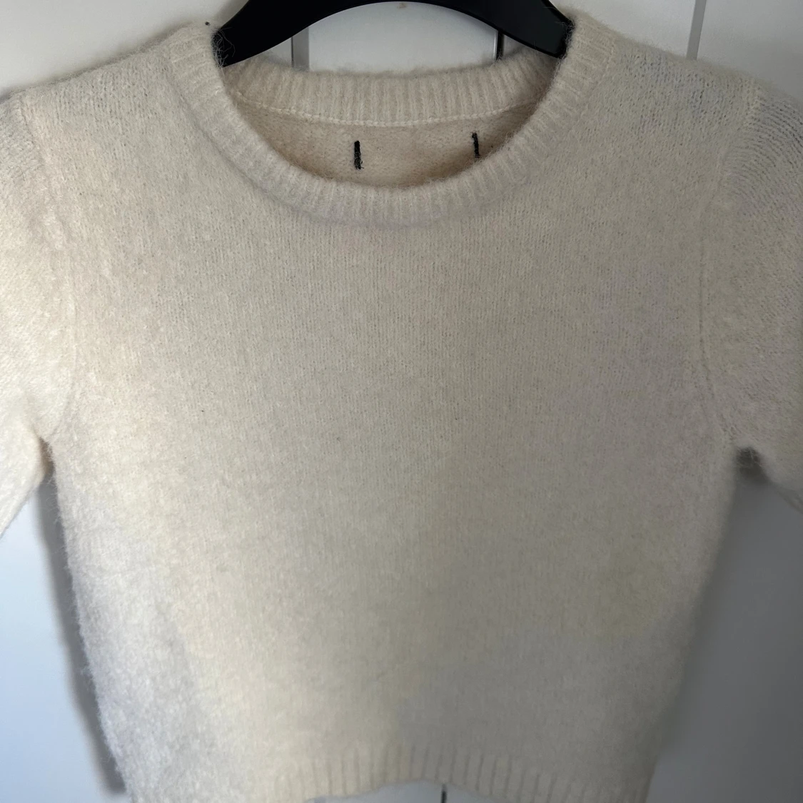 Stickad vit T-shirt  - 1