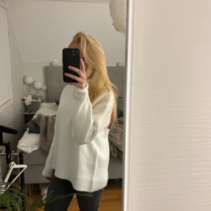 Amour tröja  - En vit tröja med amour skrivet på baksidan med röd text, från butiken Meet Me There 💕💕 Helt ny köpt med prislappen kvar, aldrig använt utanför hemmet för jag endast testat den, och då ångrat köpet ❣️ I storlek Xss/xs men skulle snarare sig xs/s!