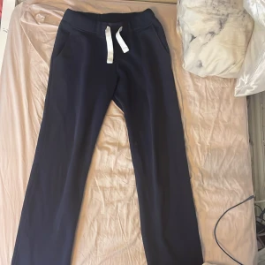 Russemerch byxor  - Mörkblåa russemerch byxor som används ca 3 gånger och säljs för jsg bara använder tröjan då jag köpte hela settet 😅fint skick och tjockt, varmt material, storlek S, köpte för 500 kr köpta från hemsidan, skulle säga att modellen  är lite stor i storleken  