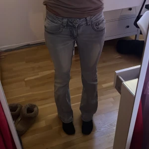 Ljusgrå lågmidjade jeans - Bootcut Lågmidjade från gina