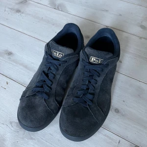 Polo Ralph Lauren Skor - Bra skick, värt att nämna att dom är köpta för 1700kr från Ralph laurens egna hemsida. Om du undrar något är det bara att fråga på!