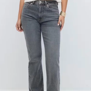 Grå Jeans bootcut - Säljer ett par grå jeans från Gina tricot (Perfekt jeans) i storlek 32. Jeansen är en mix av mid/high waist (enligt mig). Materialet är denim i bomull och de har en snygg, tvättad look. Säljs eftersom de inte kommer till användning. 