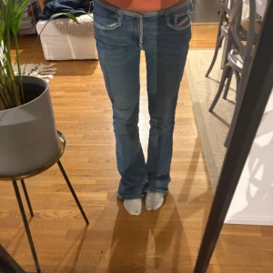 Blå bootcut jeans med låg midja - Säljer ett par blå jeans med bootcut-modell och låg midja. Nypris 2000. 