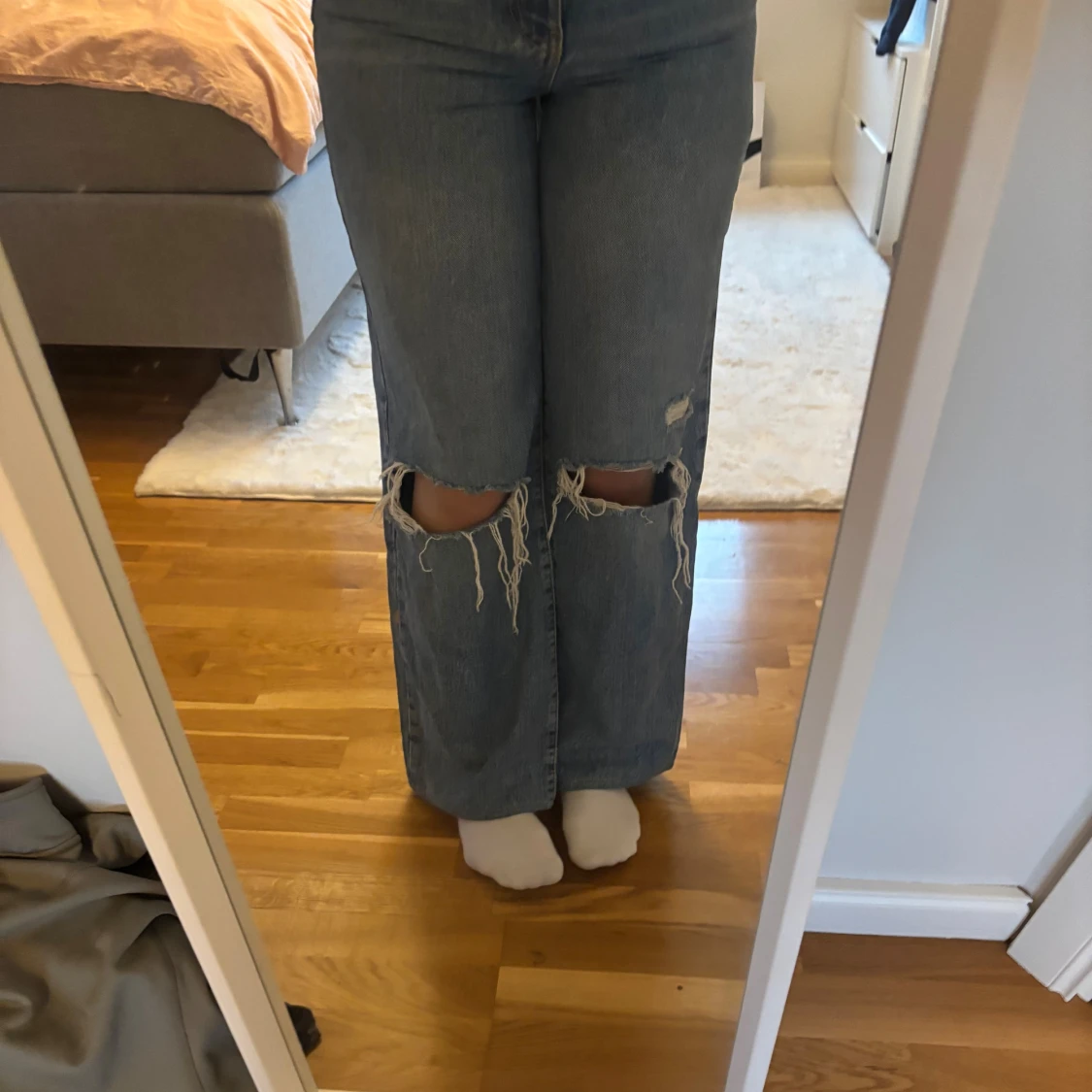 Blå jeans med hål vid knäna från Gina - 2