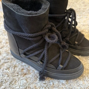 Svarta Inuikii Classic Wedge boots - Säljer ett par super snygga svarta inuikiis! Helt nya i orginalkartongen. Säljer då skorna tyvär var lite för små (endast prövade) 💕 Sååå snygga nu till hösten!😍 Observera att modellen är ”classic wedge” och gör att man blir lite länge då skon har  som en förhöjning (kilklack) i hälen! Påminner om Isabell marant skorna när man tänker på ”klacken” på skorna!
