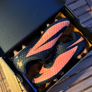 Nike Hypervenom fotbollsskor - Väldigt sällsynta  fotbollsskor som såldes ut på minuter. Remake på de legendariska Nike Hypervenom. Endast använda 6-7 gånger och säljer för att de inte passade min fot. Originallåda och påse ingår